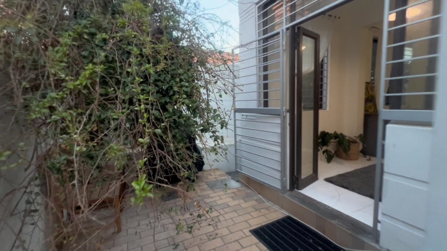 2 Bedroom Property for Sale in Sea Point Western Cape